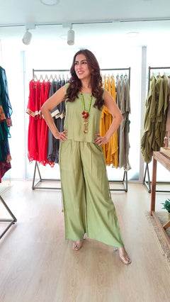 Noor-e-Rang Banarasi Jamdani Kaftan Set with Camisole & Neckpiece