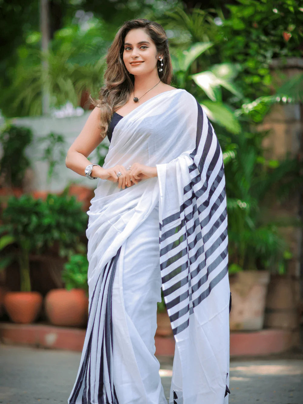 Drama Queen white and black (Pure Mul Cotton Saree)