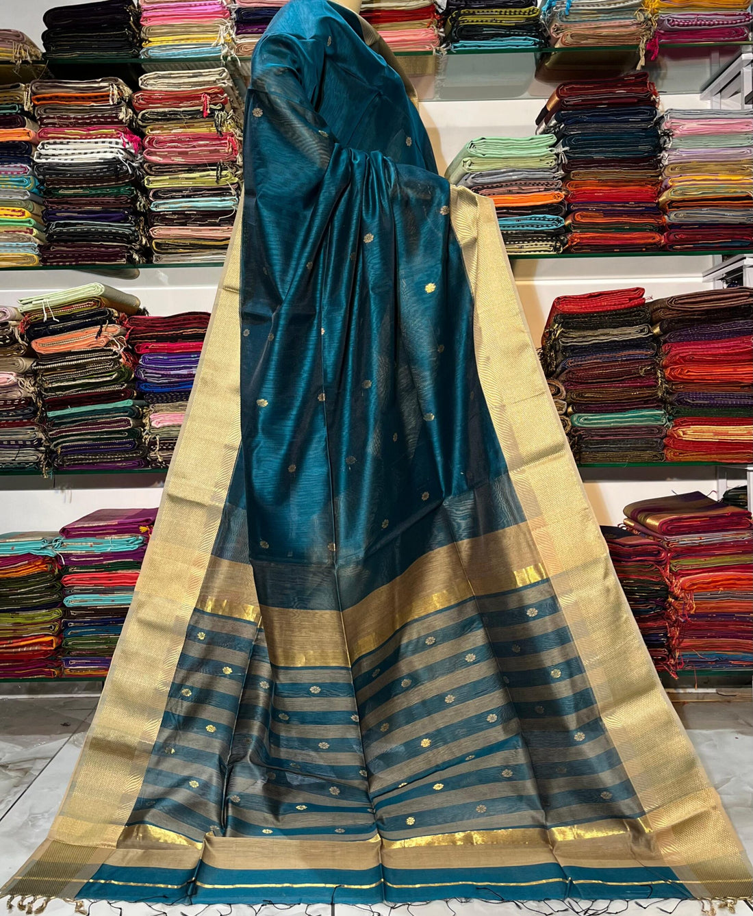 Nayantara Maheshwari Kali Border Buti Saree