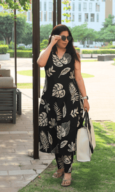Women's Big Leaf Print Sleeveless Black Kurta & Pants