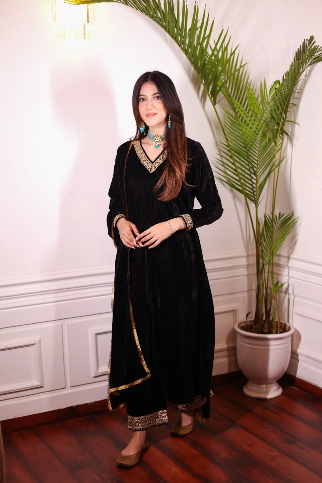 Shahi Siyah Velvet Embroidered Suit Set