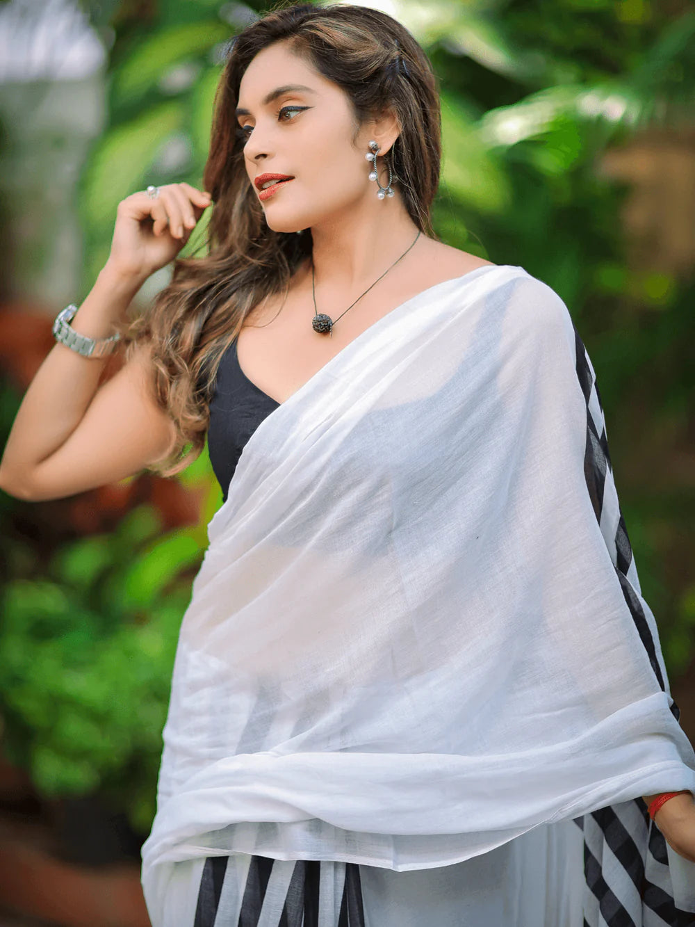 Drama Queen white and black  (Pure Mul Cotton Saree)