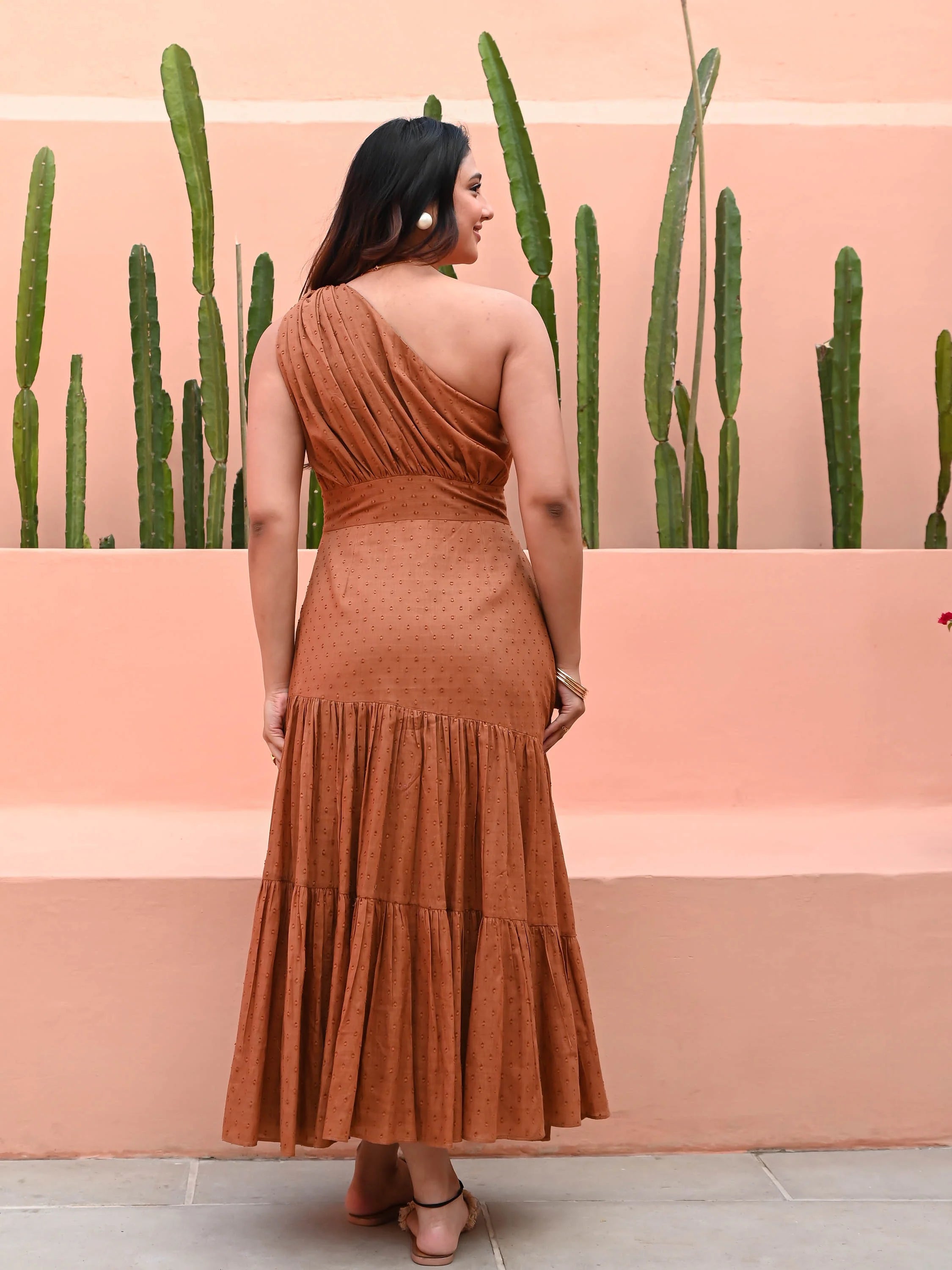 Twisted one shoulder neckline