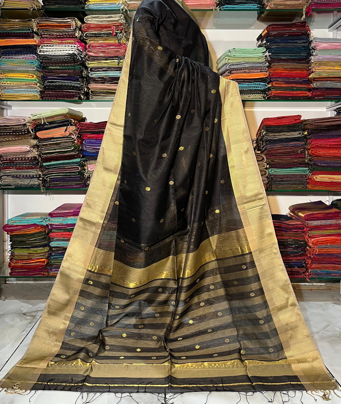 Nayantara Maheshwari Kali Border Buti Saree