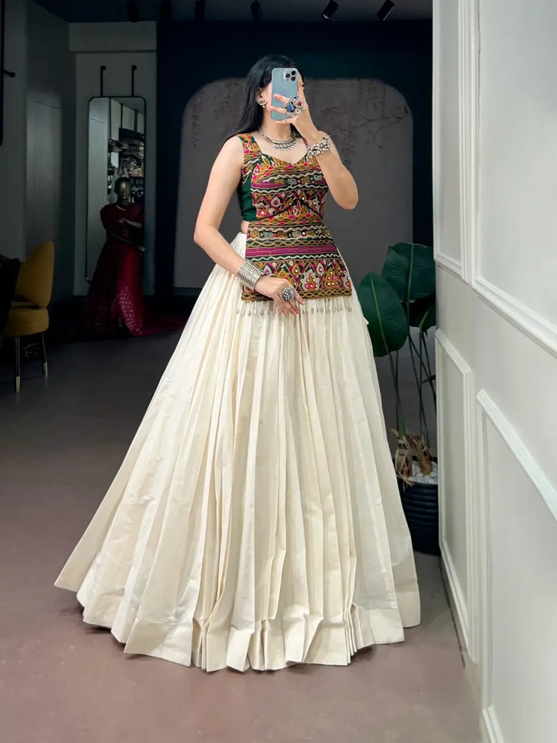 Riwaayat Royale Ivory Lehenga