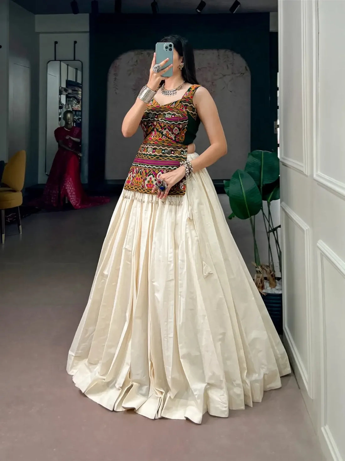 Riwaayat Royale Ivory Lehenga