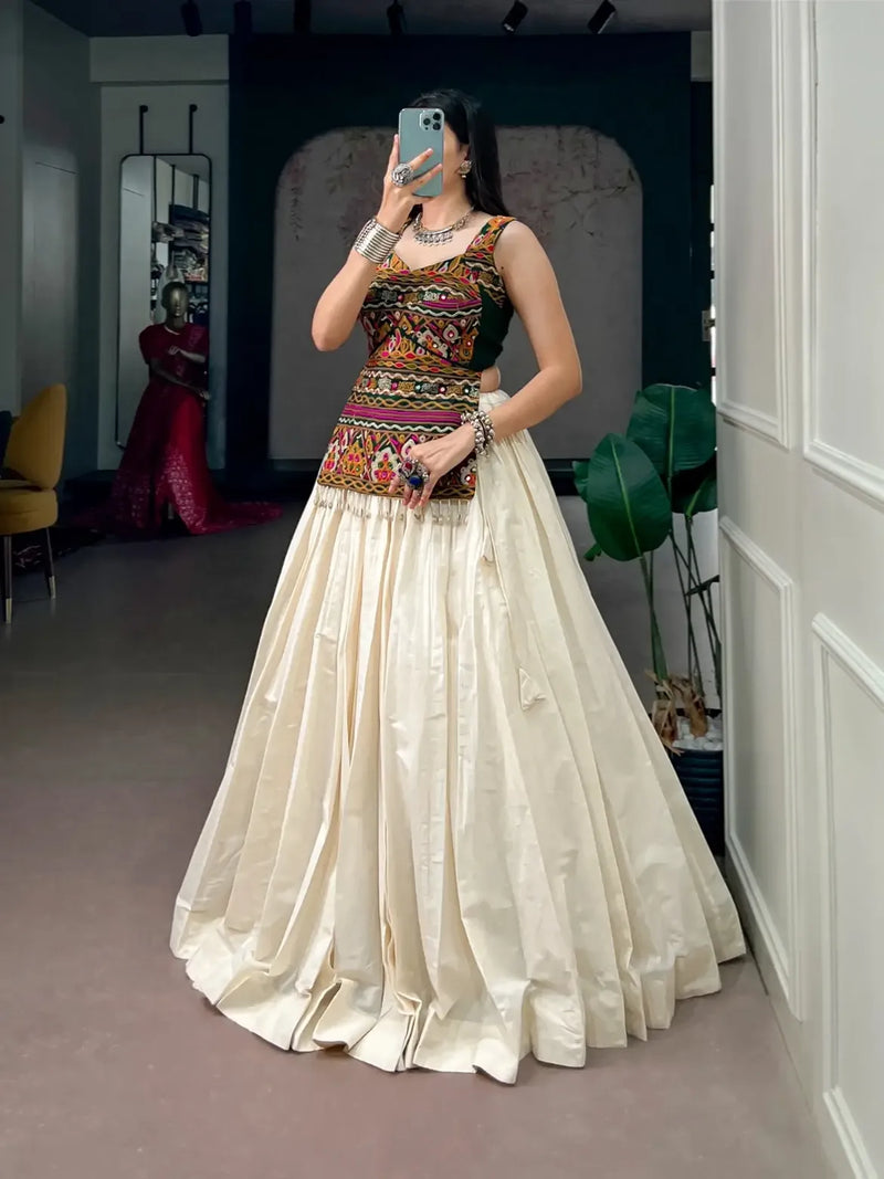 Riwaayat Royale Ivory Lehenga