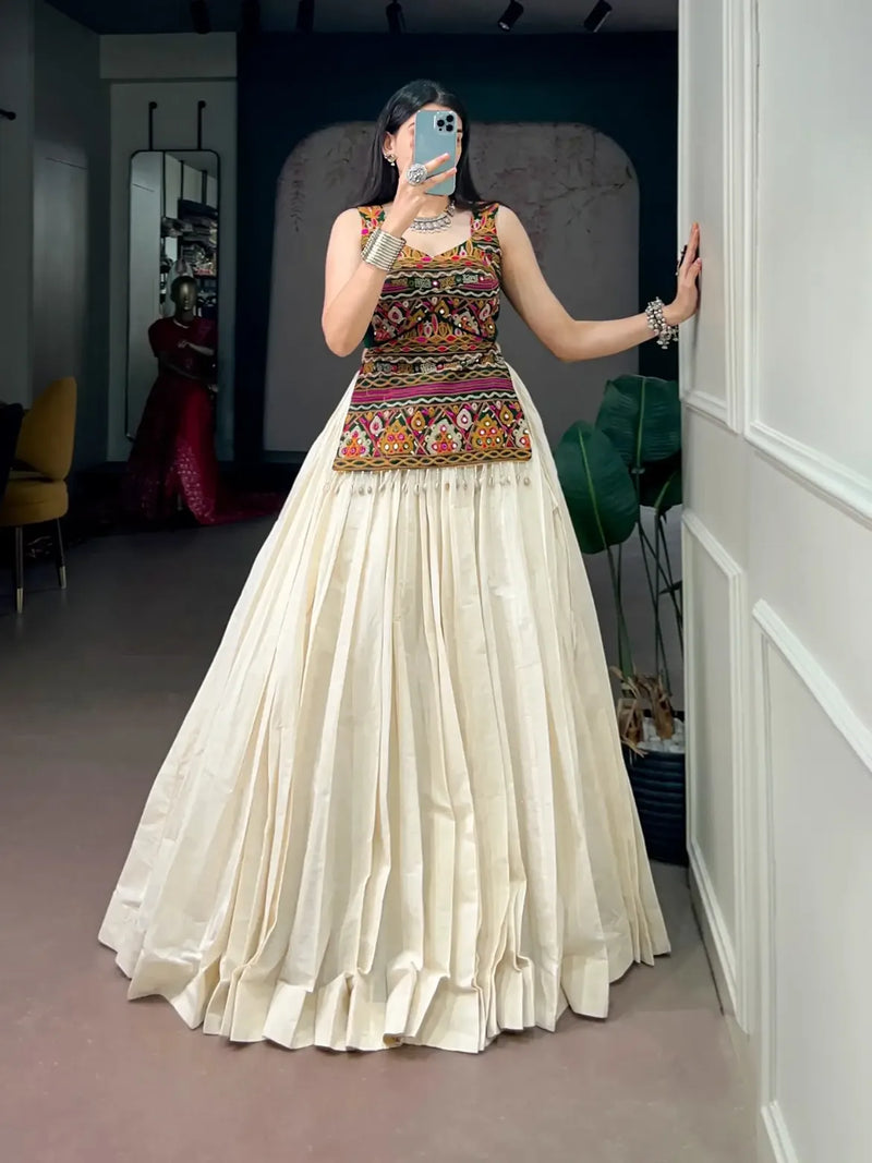 Riwaayat Royale Ivory Lehenga