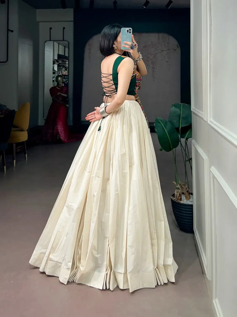 Riwaayat Royale Ivory Lehenga