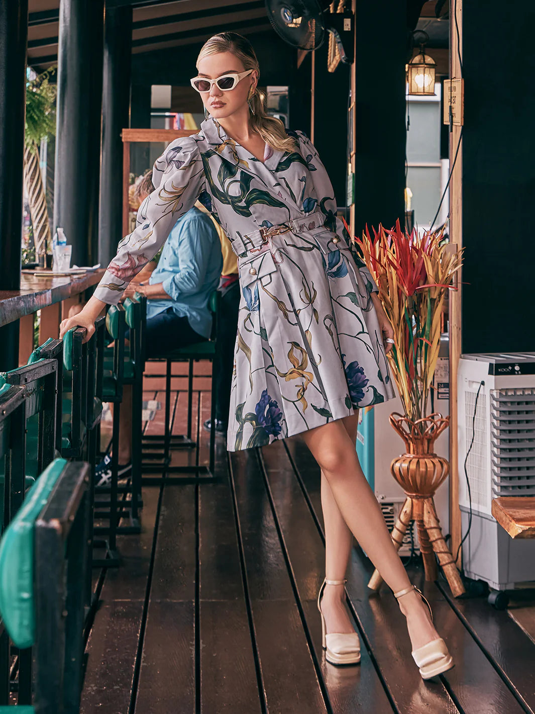 Puffed sleeve dress