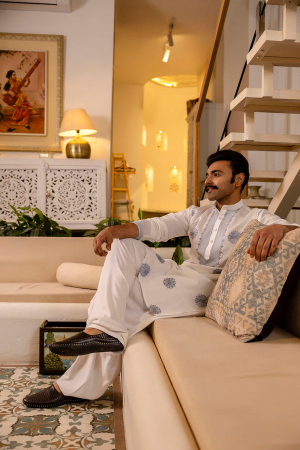 Kurta with contrast thread work