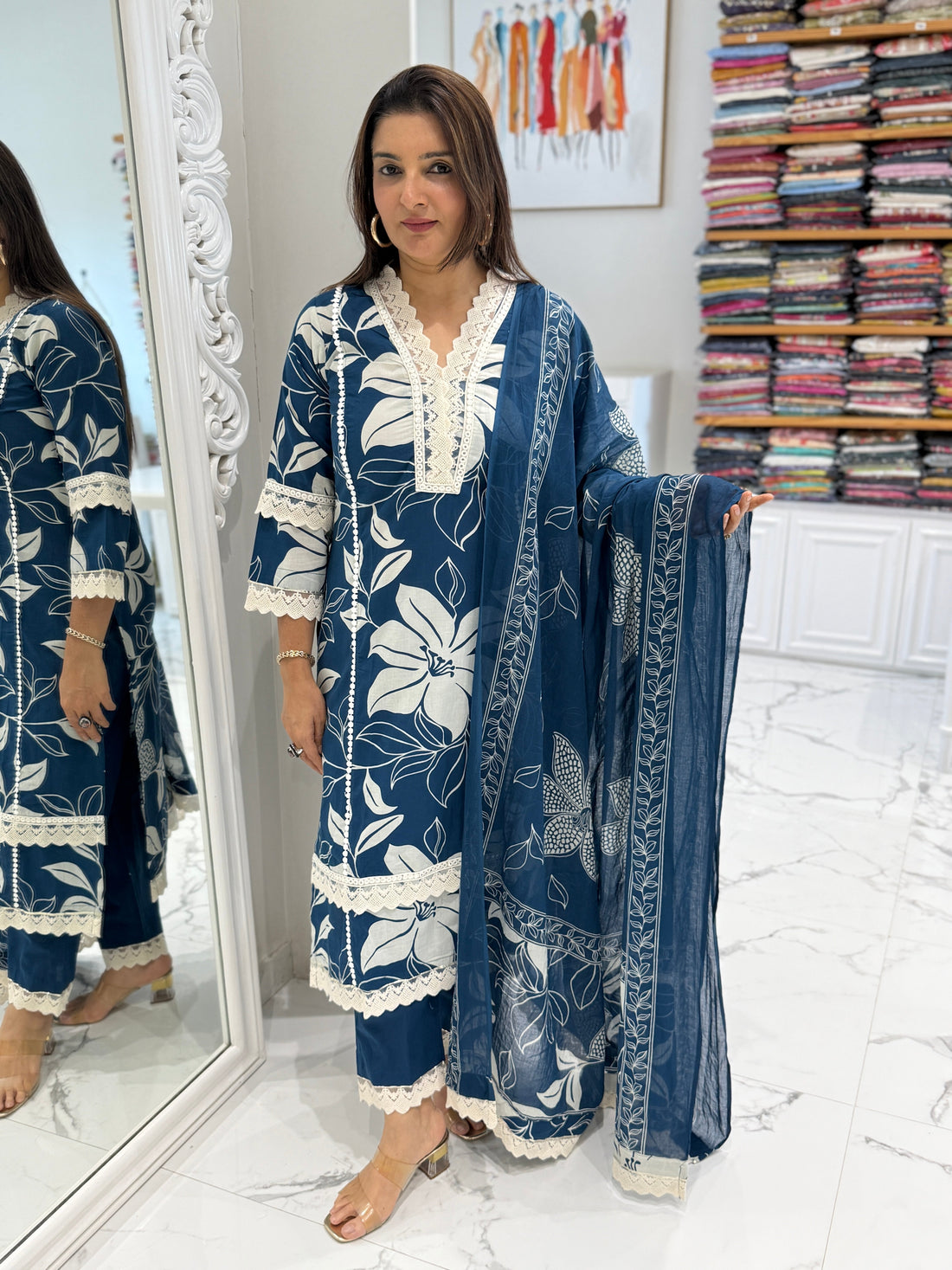 Cotton suit with lace work