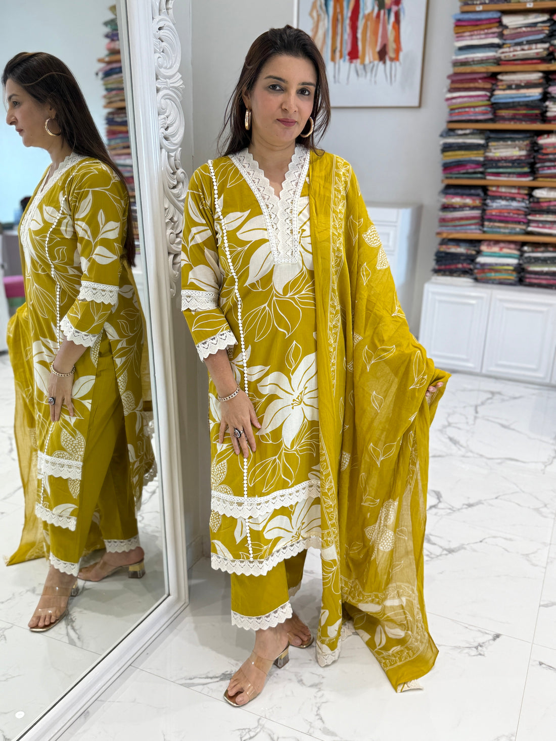 Cotton suit with lace work