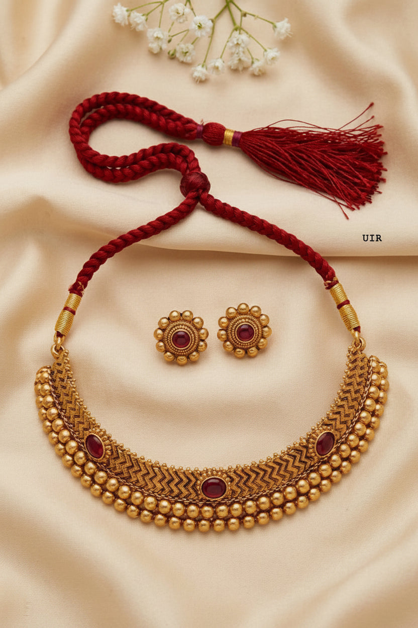 Maharashtrian Paramparik Thushi With Earrings