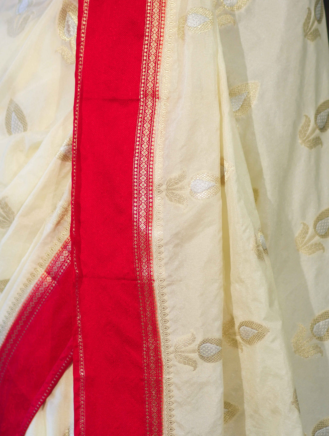 Banarasi Handloom Silk Saree with Rich Contrast Border & Zari Butti