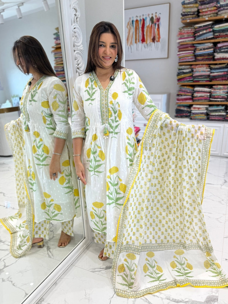 Lightweight summer suit for women