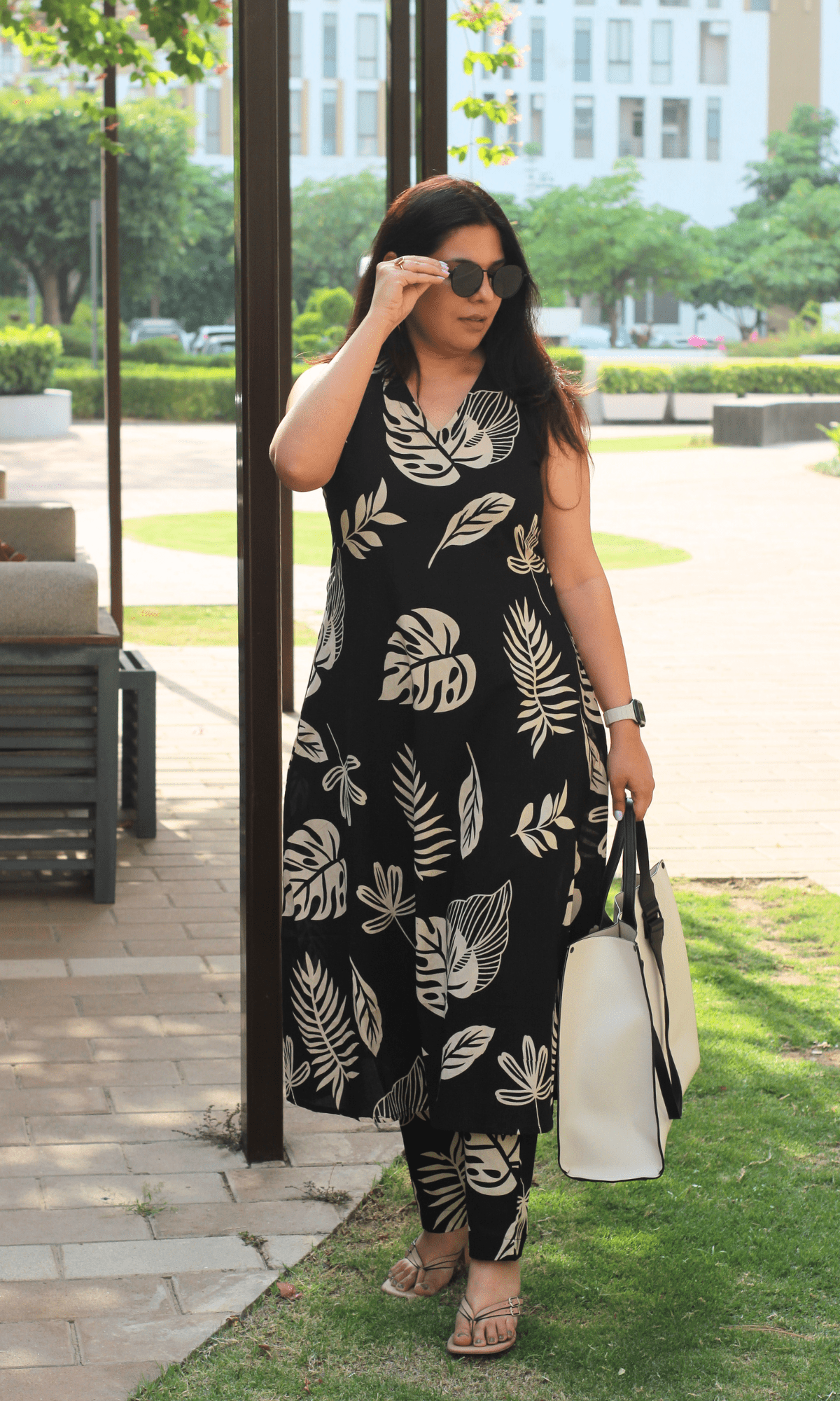 Women's Big Leaf Print Sleeveless Black Kurta & Pants